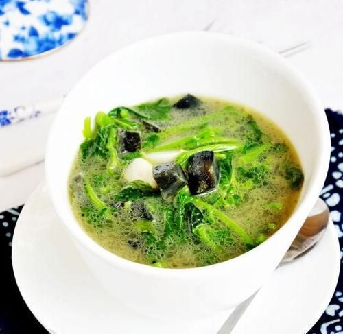 美味苋菜皮蛋汤的做法(一碗暖心滋补的家常汤)