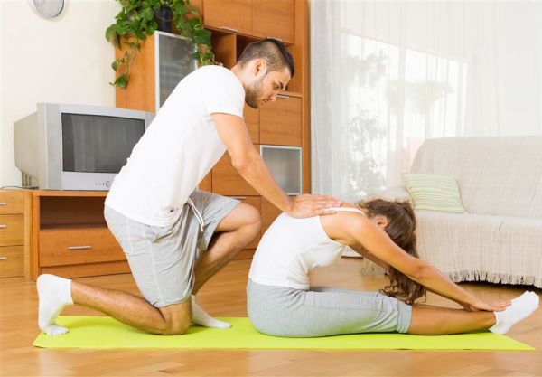 情侶之間在床上的運動推薦 增進感情與健康的親密活動