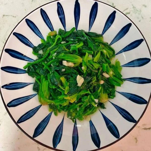 家常清炒菠菜秋葵菜肴