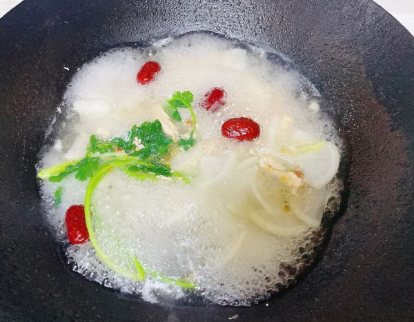 一鍋正在慢火燉煮的白蘿卜生蠔湯特寫(xiě)