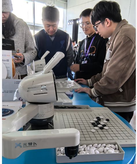 展會現(xiàn)場的下棋機器人 &nbsp;本報記者 齊金釗 攝
