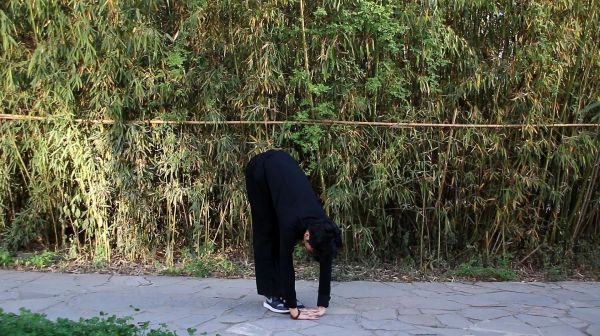 堅持每天原地這樣彎腰爬，暴瘦全身，比跑步有效