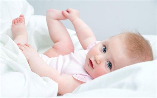 了解宝宝每日水分需求，合理饮水，健康成长