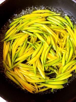凉拌鲜黄花菜的做法 步骤2
