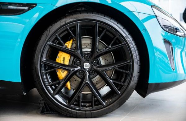 小米SU7设计大揭秘：自然美学与实用主义的绝妙交响-有驾