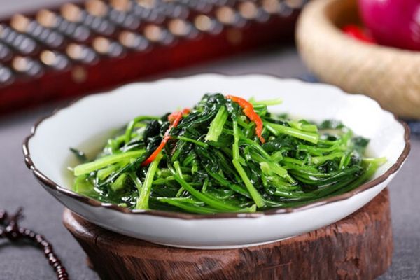 家常清炒菠菜黄花菜成品图