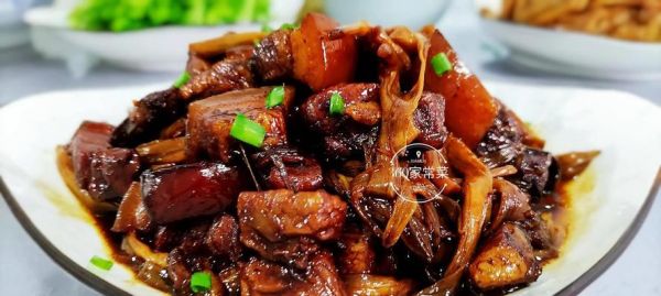 猪骨炖黄花菜，营养滋补兼具的家常菜（健康食材的最佳搭配，让身体倍感轻松）