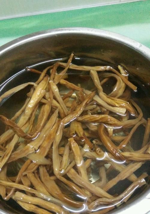 猪骨炖黄花菜，营养滋补兼具的家常菜（健康食材的最佳搭配，让身体倍感轻松）