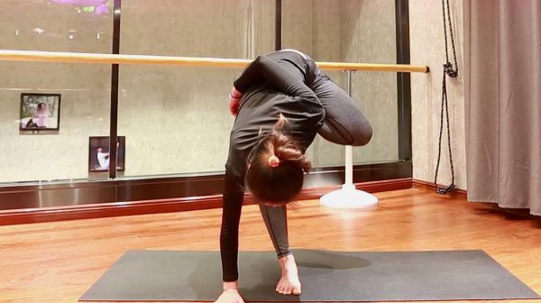 便秘还在困扰你吗？这组瑜伽每天坚持练，促进消化改善便秘