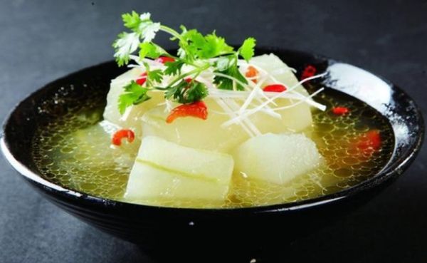 一碗热气腾腾的冬瓜豆腐汤特写