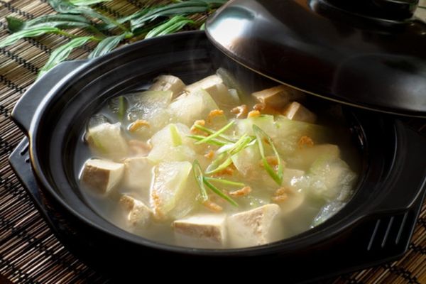 厨房中正在熬煮冬瓜豆腐汤的场景