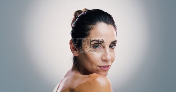 美容、化妆和女性肖像，肩部在工作室中用于抗衰老治疗或健康护理。美学、皮肤科和护肤，模特在灰色背景下，适合转变的空间。照片摄影图片