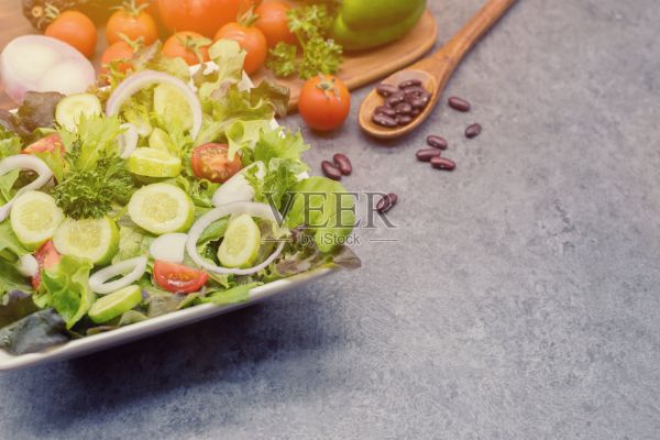 混合沙拉和健康。新鲜有机蔬菜烹饪减肥食品。照片摄影图片