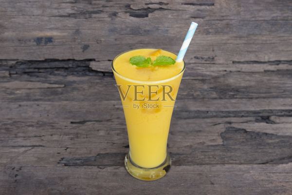 芒果冰沙黄色彩色果汁饮料健康高蛋白味道美味在玻璃饮料减肥在木制背景照片摄影图片