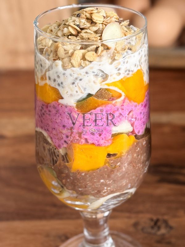 营养丰富的早晨奇亚籽布丁，巧克力漩涡，新鲜的火龙果，芒果，猕猴桃 / 高蛋白，高纤维的早餐照片摄影图片