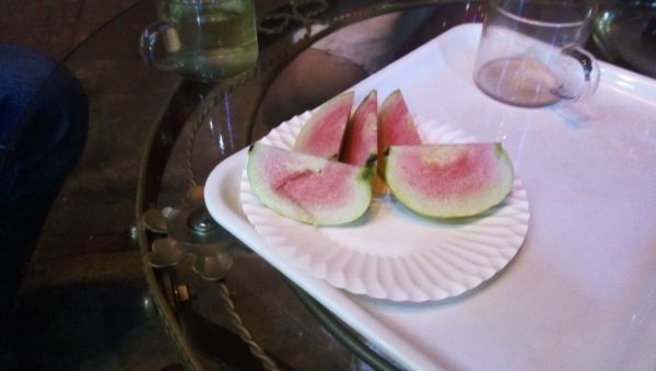 家庭餐桌上的番石榴拼盘