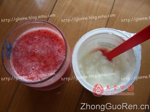 草莓果香酸奶
