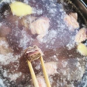 減肥、孕婦都可以吃的番茄燉牛腩的做法 步驟1