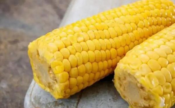 老年人吃玉米有风险？医生揭秘真相，别等身体报警才后悔