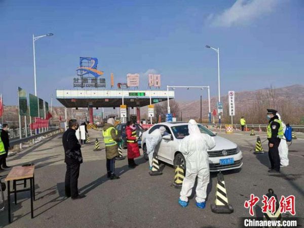 图为2020年春节前后，甘肃省交通运输部门工作人员进行疫情管控。　甘肃省交通运输厅供图