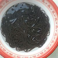 夏天10分钟自制冰镇冷面，爽透了（100秒把冷面变成冰镇）的做法图解2