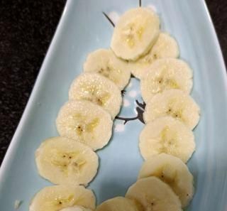 用椰蓉酸奶凍制作的香蕉冰淇淋（健康的香蕉冰淇淋，簡(jiǎn)單的制作方法，完美的夏日甜品）