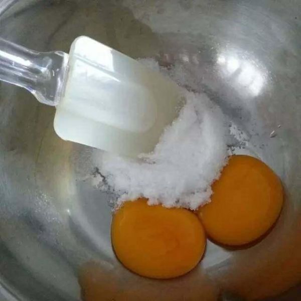 用雞蛋在家自制的冰淇淋超級好吃，制作簡單衛(wèi)生健康快快來學(xué)