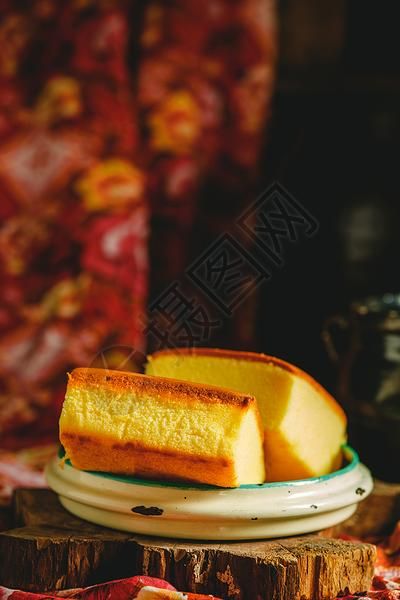 放在盘子中的蒸糕高清图片