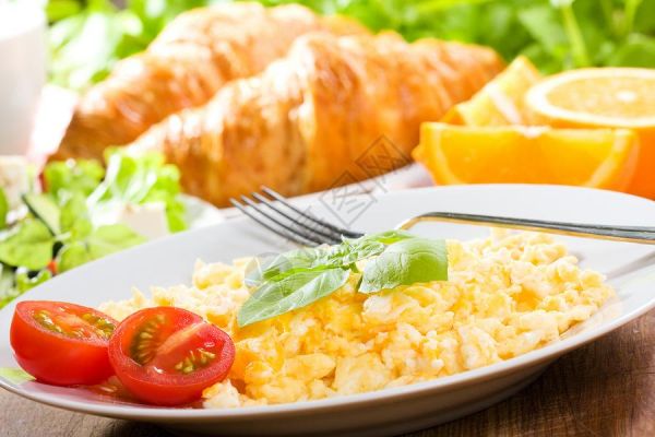 早餐加炒鸡蛋蔬菜高清图片