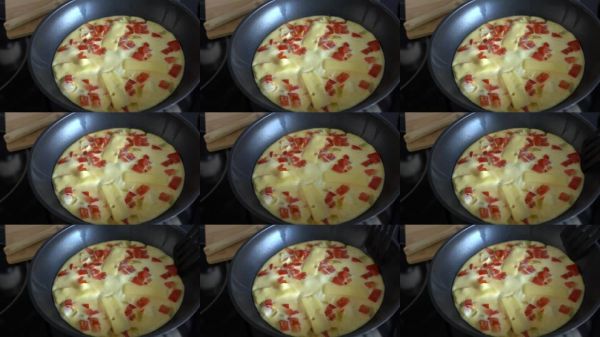 平底鍋烹飪蔬菜奶酪煎蛋卷，特寫(xiě)。烹飪?cè)绮汀?></p><p>蔬菜配方清新烹調(diào)午餐烤的食品油炸羅勒餐具西紅柿煎鍋雞蛋奶酪晚餐攤雞蛋蛋卷草本健康食物膳食飲食早餐鍋小吃歐芹菜肉煎蛋餅烘焙開(kāi)胃品桌子早午餐特寫(xiě)煮熟早晨俄羅斯</p><p>光廠(VJshi)視頻提供平底鍋烹飪蔬菜奶酪煎蛋卷，特寫(xiě)。烹飪?cè)绮?。視頻素材下載，適用于蔬菜，配方，清新，烹調(diào)，午餐等主題的內(nèi)容創(chuàng)作。</p><p>作者署名：Natalia Rusanova/Getty Images/華夏視覺(jué)</p><p style=