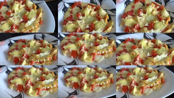 女性手中盤子里的蔬菜煎蛋卷。