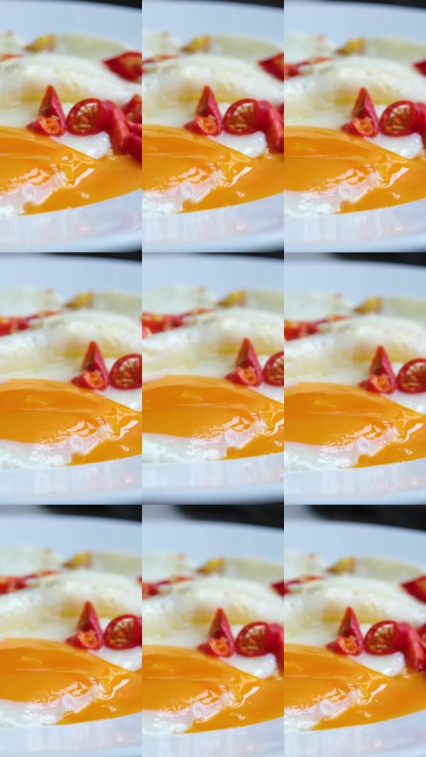 雞蛋辣椒盤：健康蔬菜雞蛋煎蛋卷，配白盤上的辣椒醬。