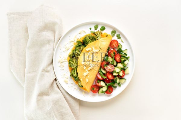 烤西兰花和奶酪煎蛋卷，配新鲜蔬菜沙拉照片摄影图片