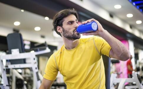 啞鈴臥推怎么做 啞鈴臥推注意事項(xiàng) 啞鈴臥推的好處