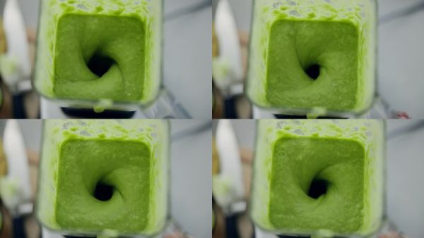 房子，攪拌機(jī)和營養(yǎng)豐富的綠色奶昔，適合減肥、健康排毒和果汁飲食?？盏?，機(jī)器或混合液體與水果，廚房或蛋