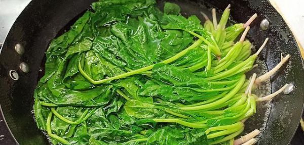 美味健康的肉末菠菜料理（一道简单易学的家常菜）