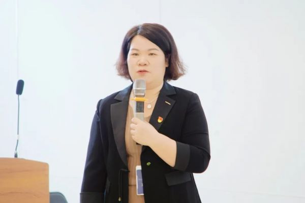 赵春辉校长为学生讲解思政课