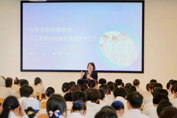 赵春辉校长为学生讲解思政课