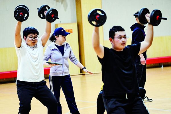 在中國(guó)農(nóng)業(yè)大學(xué)東校區(qū)，減脂課教師劉瑩（左二）指導(dǎo)學(xué)生進(jìn)行力量訓(xùn)練。