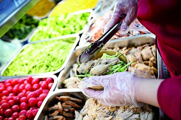 中國(guó)農(nóng)業(yè)大學(xué)東校區(qū)，食堂工作人員為學(xué)生搭配低脂營(yíng)養(yǎng)餐。