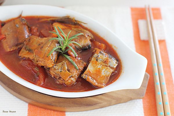 不放一滴油的炖鱼健康新做法-番茄秋刀鱼