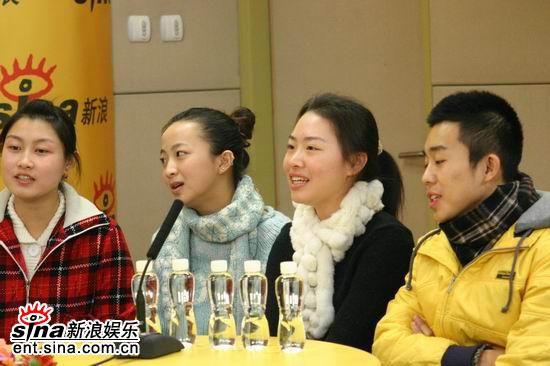 图文:群星艺术学校的学生们毕业献礼《一仆二主》