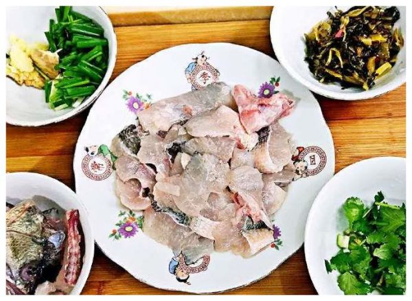 酸菜魚(yú)片湯,魚(yú)片鮮美嫩滑,麻油的濃香，是老少皆宜的美味