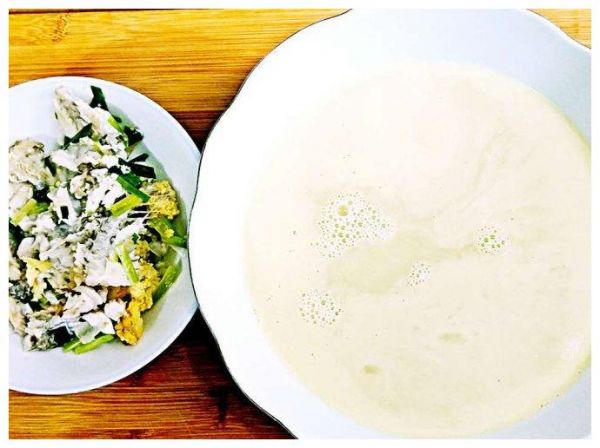 酸菜魚(yú)片湯,魚(yú)片鮮美嫩滑,麻油的濃香，是老少皆宜的美味