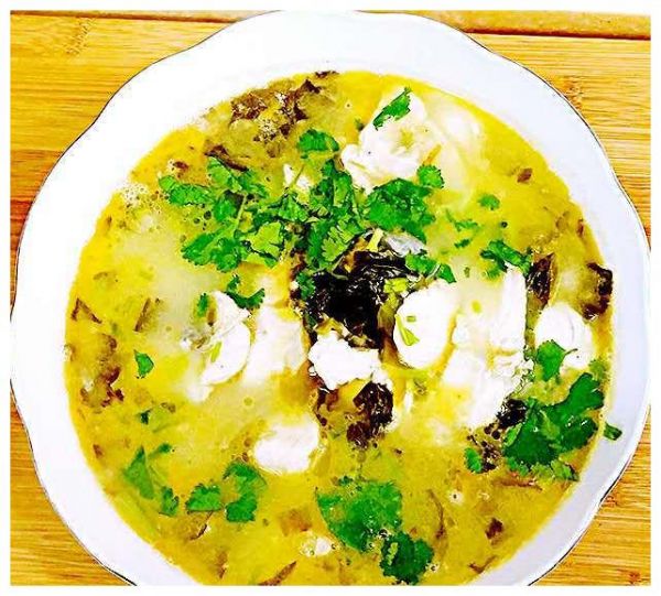 酸菜魚(yú)片湯,魚(yú)片鮮美嫩滑,麻油的濃香，是老少皆宜的美味