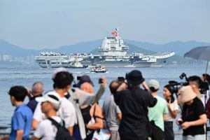 海军山东舰航母编队抵达香港