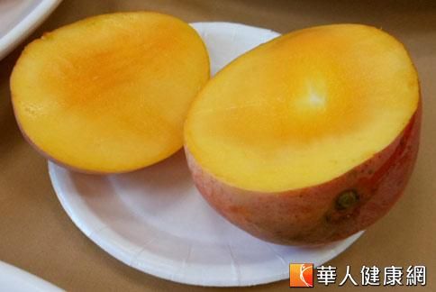 芒果的營養價值豐富，卻有熱量高的問題，但營養師表示餐前適量食用能增加飽足感，幫助消化，達到減重的效果。（攝影／駱慧雯）