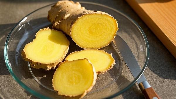 不论男女，睡觉前将生姜涂抹脚底解决不少烦恼，试过的人都笑了