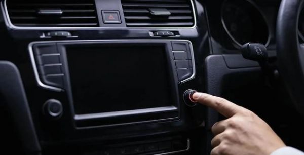 车子启动大灯就变暗，是蓄电池在提醒你该换了-有驾