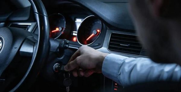 车子启动大灯就变暗，是蓄电池在提醒你该换了-有驾